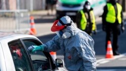 Германиянын Герлиц шаарында айдоочудан тест алып аткан медкызматкер. 2-апрель, 2020-жыл.