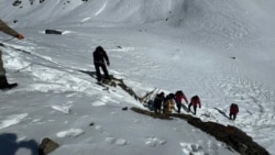 Чаткалдагы кар көчкү алдында калгандарды издөө учуру. 