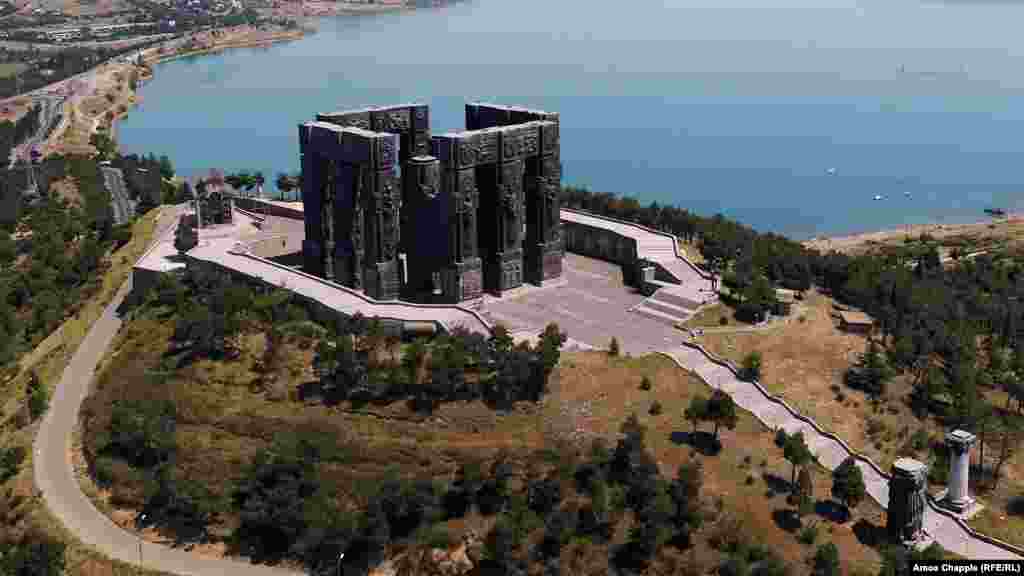 მემორიალური კომპლექსი „საქართველოს მატიანე“ თბილისის ზღვის მახლობლად (1985-2003 წწ.)