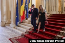 Candidatul AUR, George Simion, a mers luni la dezbaterea organizată de postul TV Digi24 la Palatul Cotroceni, împreună cu soția, doar pentru a anunța că nu participă nici la această emisiune, nici la altele similare.