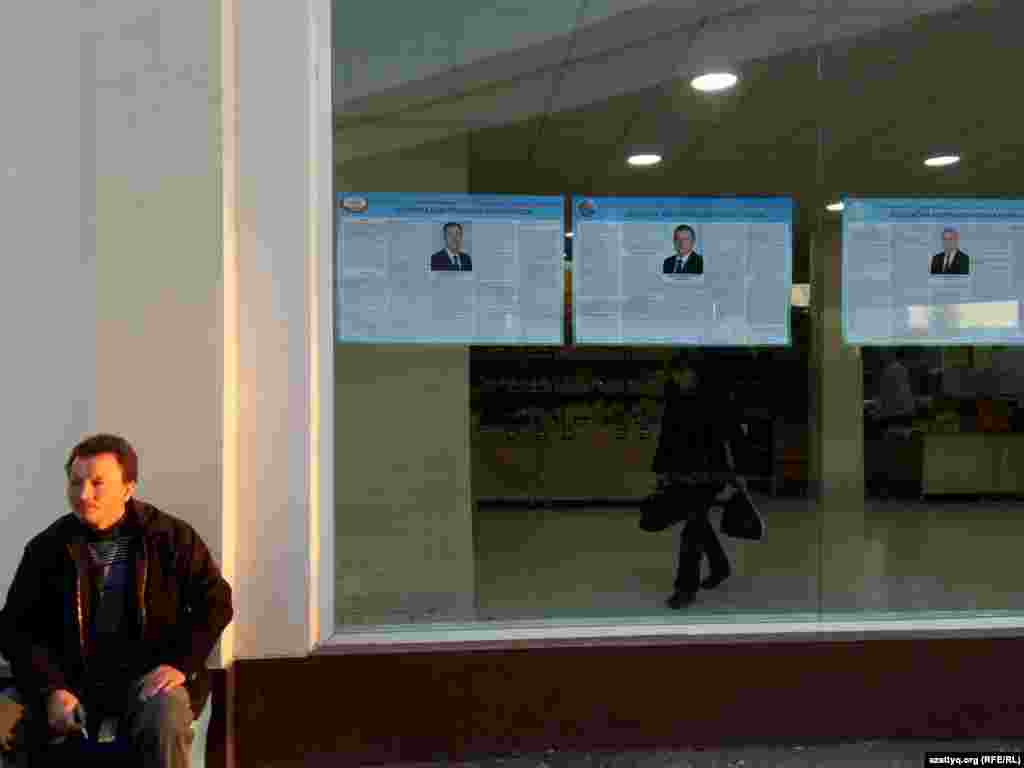 Ташкенттің "Мирабад" базарындағы ет сататын жерде ілінген Өзбекстан президенттігіне кандидаттардың сайлауалды материалдары. 30 қараша 2016 жыл.