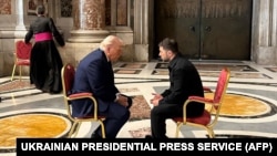 ვოლოდიმირ ზელენსკი და დონალდ ტრამპი რომში შეხვდნენ ერთმანეთს - შეხვედრა ხანმოკლე იყო