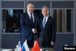 Китай прощупывает все внешнеполитические направления. Министры иностранных дел РФ и КНР Сергей Лавров и Ван И на саммите G20 в Йоханнесбурге, февраль 2025 года