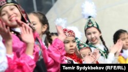 Бишкектеги Нооруз майрамындагы кыздар. Иллюстрациялык сүрөт.