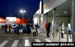 În Ungaria, plafonarea prețurilor la alimentele de bază a dus la impunerea unei rații de vânzare a acestora. Același lucru s-ar putea întâmpla inclusiv în România, în funcție de deciziile multinaționalelor sau magazinelor din țară.