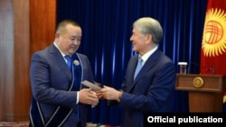 Алмазбек Атамбаев Икрамжан Илмияновго үчүнчү даражадагы "Манас" орденин тапшырган. 2017-жыл, ноябрь