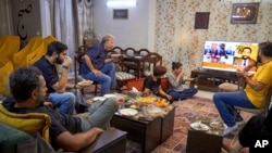 شبی، گروهی از دوستان برای شام در خانه‌ای در تهران گرد هم آمدند. میز پر بود و فضا گرم. مهمان‌ها با یکدیگر شوخی می‌کردند. اما حتی زمانی که غذا می‌کشیدند تا در اتاق نشیمن بنشینند به غذا خوردن، همه چشم به تلویزیون داشتند تا تازه‌ترین خبرها را دنبال کنند.