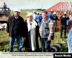 Профессор Оскон Осмонов (слева), Майрамбюбю Сармалдакова и Темирбек Токтогазиев в Алтайской Республике, Россия. Август 2010 г.