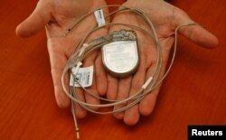 Machetă a primului defibrilator cardiac implantabil folosit pentru resincronizare cardiacă, produs de o companie americană.