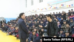 Алик Айдарбаев, аким Мангистауской области, говорит с нефтяниками на месторождении Каламкас. 10 января 2015 года. Иллюстративное фото.