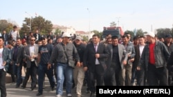 Депутат Камчыбек Ташиев баштаган митингчилер Ак үйдү көздөй келатат. 3-октябрь, 2012.