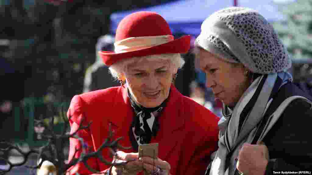Фестивалды мэриянын жардамы менен "Кол өнөрчүлүктү колдоонун Борбор Азия ассоциациясынын" Кыргызстандагы ресурстук борбору жана Кыргызстандын Кол өнөрчүлөр кеңеши уюштурду.