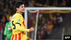 Узбекский защитник Абдукодир Хусанов станет первым в истории футболистом из Центральной Азии, который будет играть в английской премьер-лиге (архивное фото).