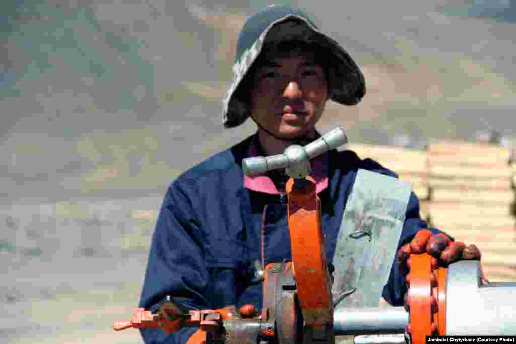 Сүрөттө: Мургаб шаарынын чыгышындагы бургулоочулар турагындагы кытайлык жумушчу. Мургабда дагы казак фирмасы коло казып жатат. Тажикстандан чыккан атактуу рубин асыл ташы бир гана ушул Мургабдан өндүрүлөт, бул кендерден кирешенин канча үлүшү жергиликтүү бюджетке бөлүнөт болду экен?