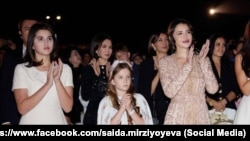 Президент қизи (ўнгдан биринчи) Бочеллининг концертида. Самарқанд, 1 сентябр, 2025 йил.
