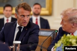 Президент Франції Емманюель Макрон розмовляє з президентом США Дональдом Трампом, 18 серпня 2025 року