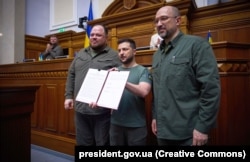 Архівне фото: президент України Володимир Зеленський, тодішній прем’єр-міністр Денис Шмигаль і голова Верховної Ради Руслан Стефанчук на засіданні парламенту підписали спільну заяву про досягнення повноцінного членства в ЄС. Кив, 1 липня 2022 року