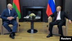 Володимир Путін (п), попри попередні оголошення, що зустріч у Сочі з Олександром Лукашенком (л) буде одноденною, продовжив її ще на день