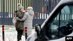 Бычак жеп каза болгон тажикстандык баланын жакындары. Одинцово району, 16-декабрь, 2025-жыл