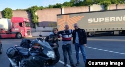 Михаил Лощинин (справа) с друзьями-байкерами