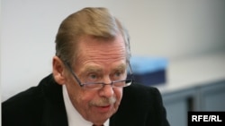 Vaclav Havel, the forum's founder, criticized what he called the United States' 'small compromises.' (file photo)