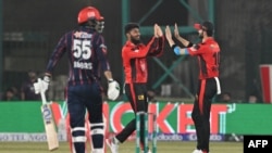 د لاهور قلندرز لوبغاړي د کراچۍ کېنګز لوبډلې د توپوهونکي پر سوځېدو خوشحالي کوي ـ انځور له ارشيفه