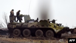 Проруските сепаратисти стојат на оклопно возило, архивска фотографија