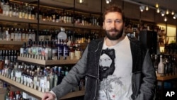 Evgheni Cicivarkin în magazinul său de vinuri de la Londra, în 2018.