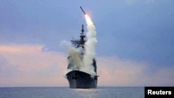 "Томагавк" (TLAM) канаттуу ракетасы USS Cape St. George крейсеринен учурулуп жаткан учур. 2003-жыл.