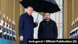 უკრაინის პრეზიდენტმა ვოლოდიმირ ზელენსკიმ ანკარაში მოლაპარაკებები გამართა თურქეთის პრეზიდენტ რეჯეპ ტაიპ ერდოანთან. ანკარა, 18 თებერვალი, 2025. 