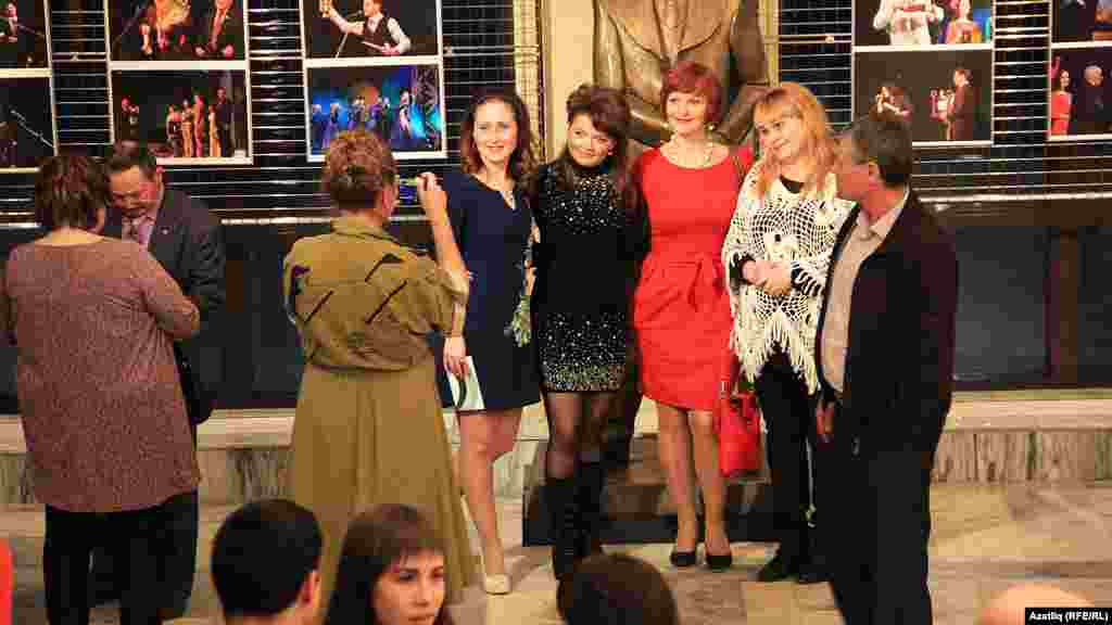 "Тантана" бүләкләү тамашасына килүчеләр истәлеккә фотога төшә