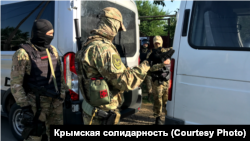 Qırımtatarlarnıñ evlerinde tintüvler. Büyük Onlar, Qırım, 2020 senesi iyülniñ 7-si