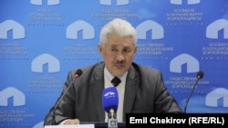 Турсунбек Акун.