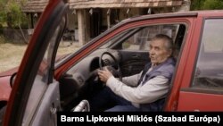 Fél lábbal sem volt gond neki a homokos, elhagyatott úton vezetni. Főleg, hogy erre a madár se jár. Csak néha a rendőrök