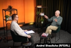 Журналіст Свабоды Валер Каліноўскі і Алесь Бяляцкі. Вільня, 16 сьнежня 2025