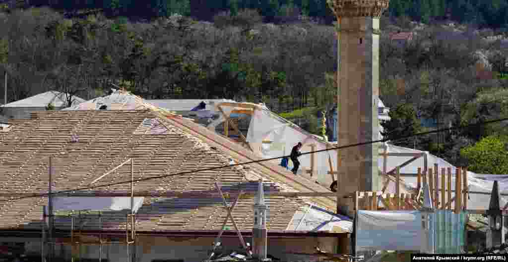Büyük Han Camisindeki damını zemaneviy usulnen tamir eteler
