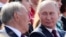 Президент России Владимир Путин смотрит на бывшего президента Нурсултана Назарбаева, прибывшего в Москву и участвующего в торжествах по случаю Дня города. Сентябрь 2019 года