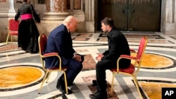 Трамп менен Зеленский Ыйык Петр соборундагы мармар залда бетме-бет отуруп сүйлөштү, 26-апрель, 2025-жыл.