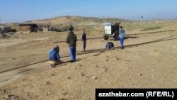 Illýustrasiýa suraty. Mary welaýatynyň döwlet gaz üpjünçilik edarasynyň işgärleri gaz geçiriji çekýär. 