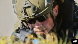 Войник от турските военноморски сили, заснет по време на учения на НАТО в Барбате, Южна Испания, на 25 март.