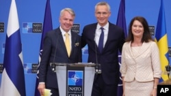 Ministrul finlandez de externe Pekka Haavisto, left, Secretarul general al NATO Jens Stoltenberg și șefa diplomației suedeze Ann Linde, Bruxelles, 5 iulie 2022. 