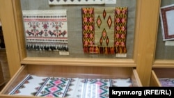 Вишиті Вірою Роїк традиційні українські рушники в Музеї української вишивки її імені у Сімферополі