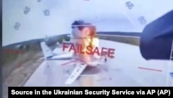 Скрыншот зь відэа СБУ, дзе зафіксаваныя ўдары па расейскіх самалётах 1 чэрвеня.