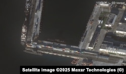 Два підводні човни біля причального молу у Військовій гавані Новоросійська. З північної частини молу пришвартована, ймовірно, пошкоджена «Варшавянка»