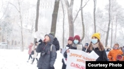 Феминисттик марштын катышуучулары. 12-декабрь, 2020-жыл.