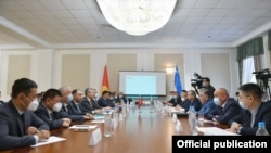 Вице-премьер-министр Акрам Мадумаров баштаган кыргыз делегациясы менен Өзбекстандын премьер-министринин орун басары деңгээлиндеги кеңешчи Мехриддин Хайриддинов баштаган делегациясынын жолугушуусу. Ташкент, Өзбекстан. 27-август, 2020-жыл.