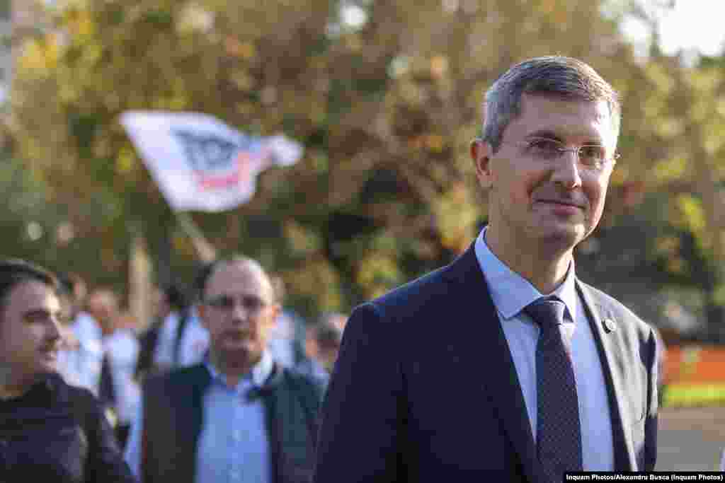 Funcția de vicepremier a co-președintelui USR PLUS, Dan Barna, l-a poziționat pe acesta în prim-planul momentelor în care Florin Cîțu a acționat unilateral. Înaintea revocării ministrului Voiculescu, Dan Barna declara că &bdquo;premierul Cîțu nu poate remania un ministru USR PLUS fără acord în coaliție". Apoi, anunța că noul protocol, în baza căruia USR PLUS decidea să rămână la guvernare, nu va permite repetarea situației. În 3 septembrie, premierul a procedat la fel. La finalul lunii august, Dan Barna critica progresele făcute de coaliție în privința promisiunilor electorale și spunea că formațiunea nu va rămâne la guvernare pe termen nedefinit dacă reformele nu au loc. Dar, deocamdată, USR PLUS continua să încerce. Un scenariu precum cel al revocării ministrului Justiției părea de neconceput. Dan Barna candidează la Congresul USR PLUS din octombrie pentru funcția de președinte al formațiunii.