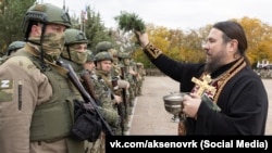 Священник благословляє бійців кримського воєнізованого формування «БАРС-Крим» на війну з Україною, 28 жовтня 2025 року