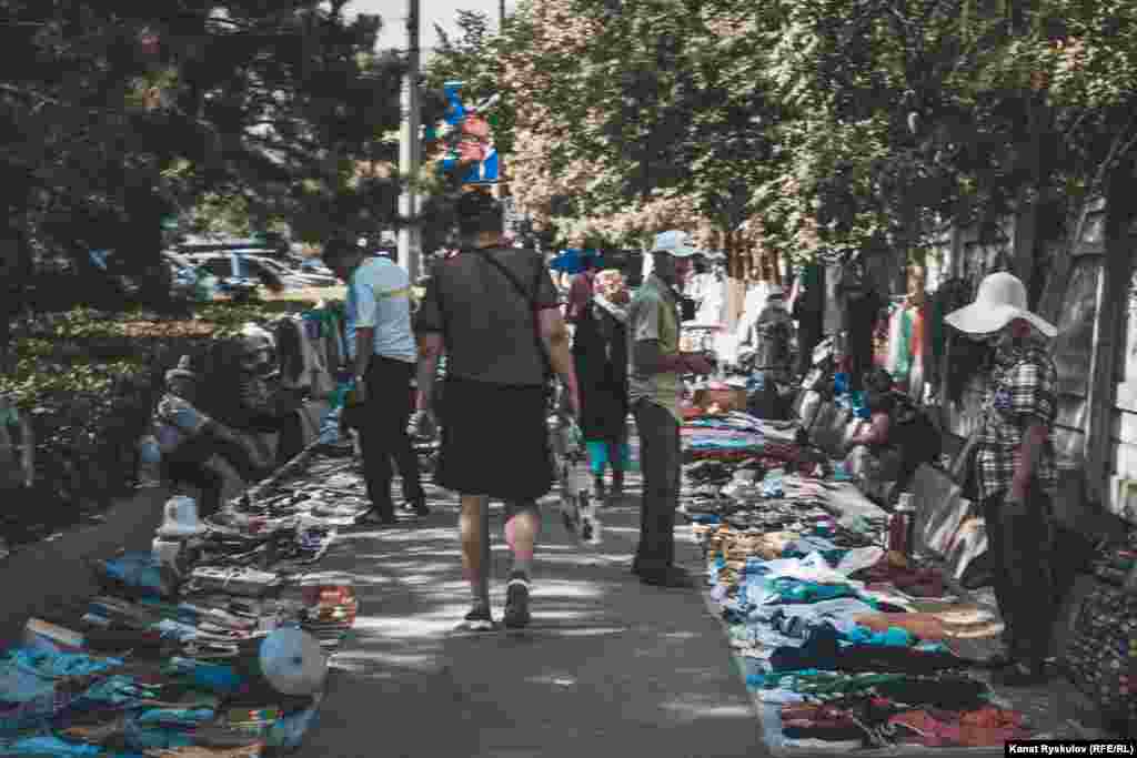 Бишкектеги 7-кичирайонундагы жайма базар. Бул базар ишемби жана жекшемби күндөрү таң аткандан күн батканга чейин иштейт.&nbsp;