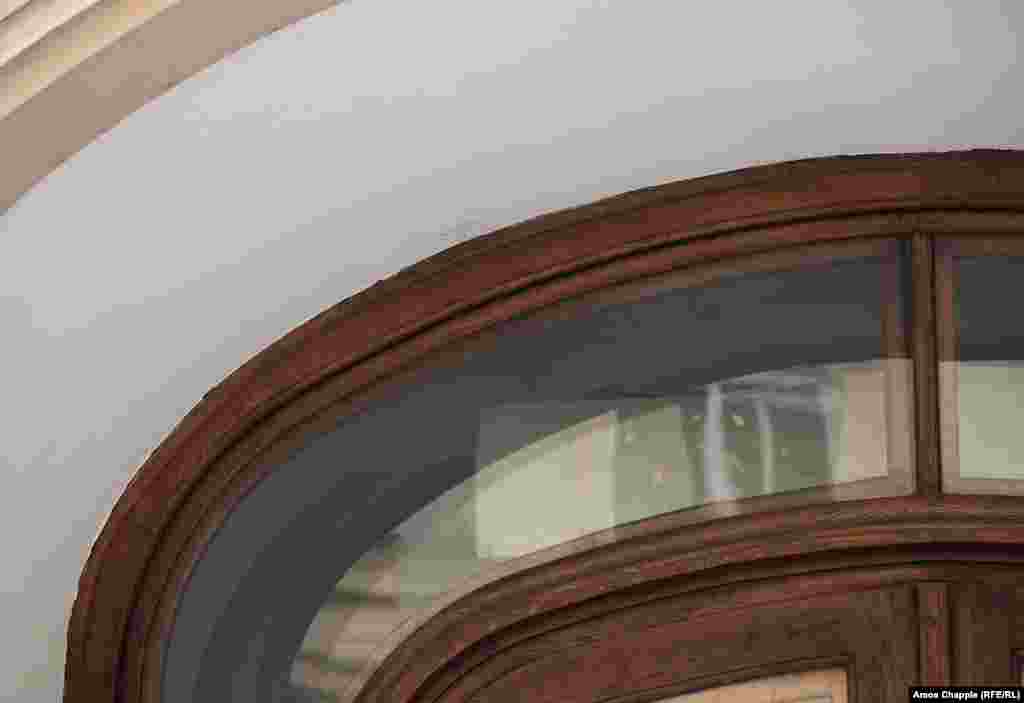 Фрагмента с изображением сцены из жизни Ленина на фасаде музея уже нет. Артефакты отправили в хранилища после Бархатной революции в ноябре 1989 года